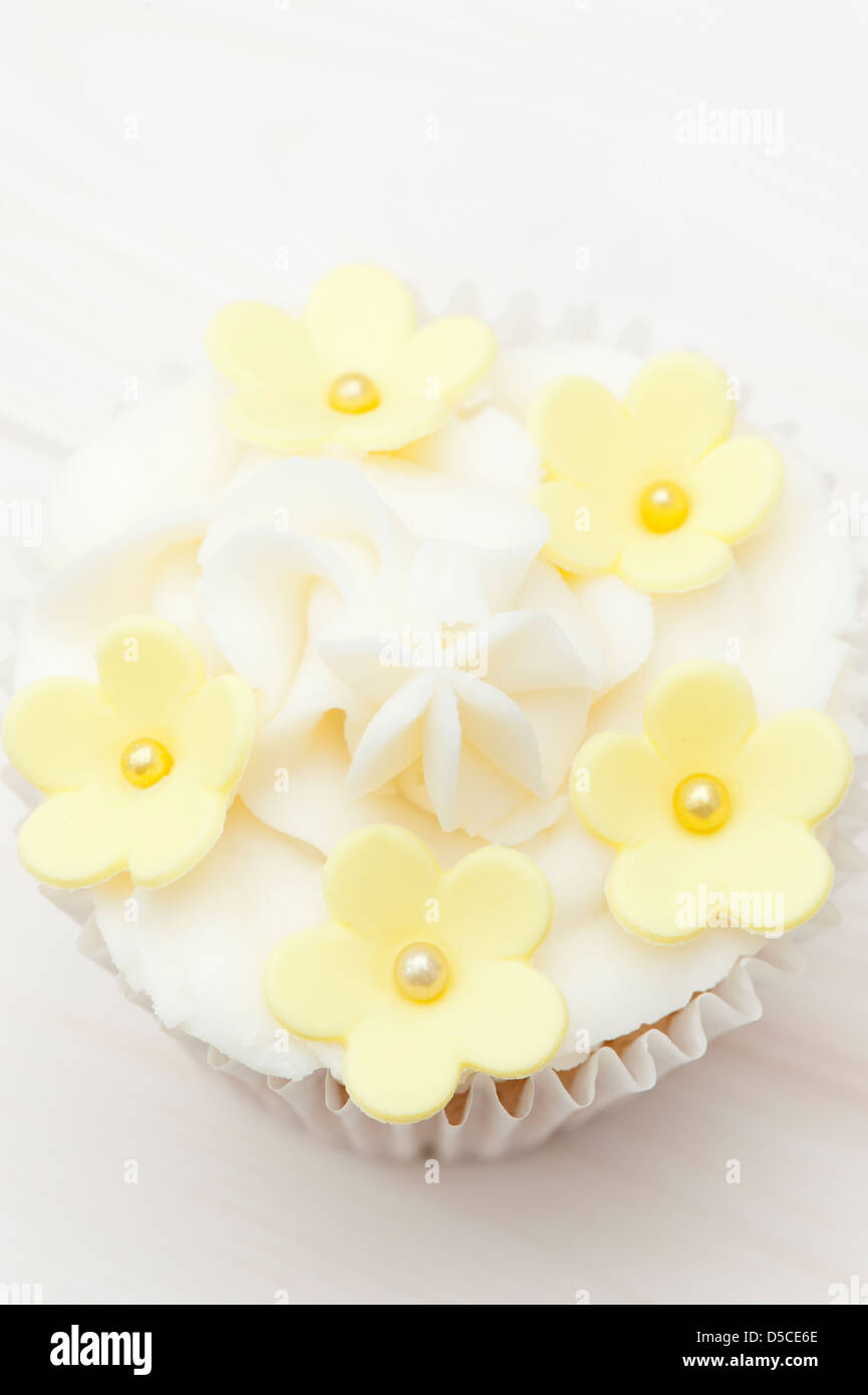 Cupcake buttercream avec dégivrage et décorations fleur sugarcraft Banque D'Images