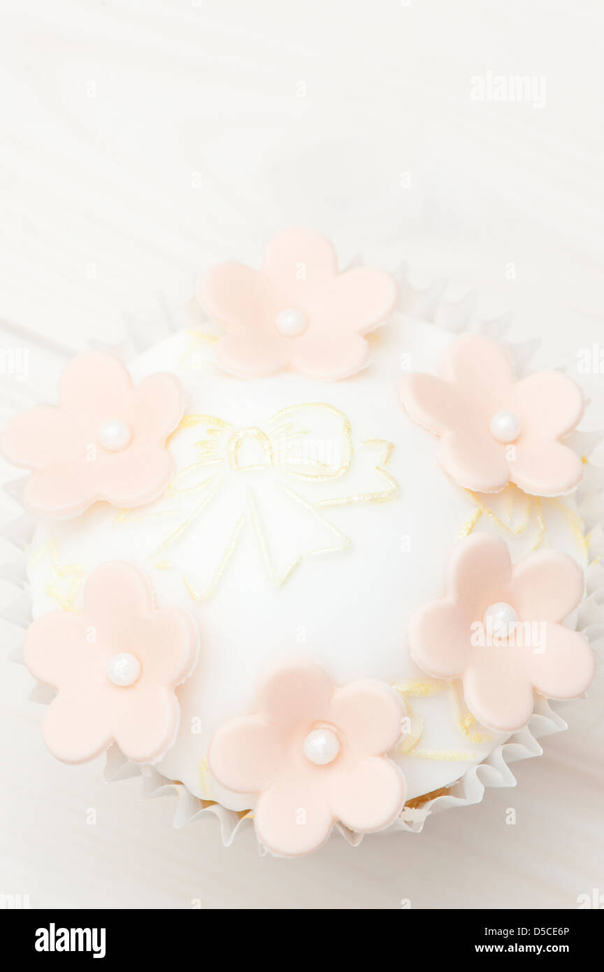 Avec Cupcake cerise fondantes et décorations fleur sugarcraft Banque D'Images
