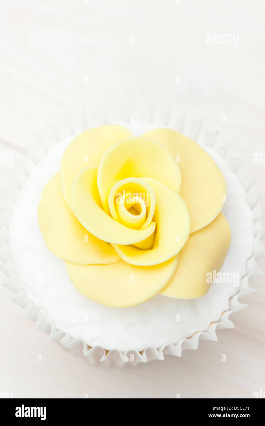 Avec un petit gâteau glacé sugarcraft décoration rose Banque D'Images