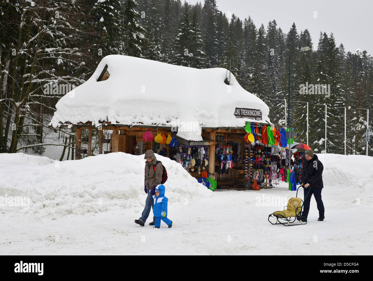 Boutique touristique dans la neige à Zakopane, Pologne Banque D'Images