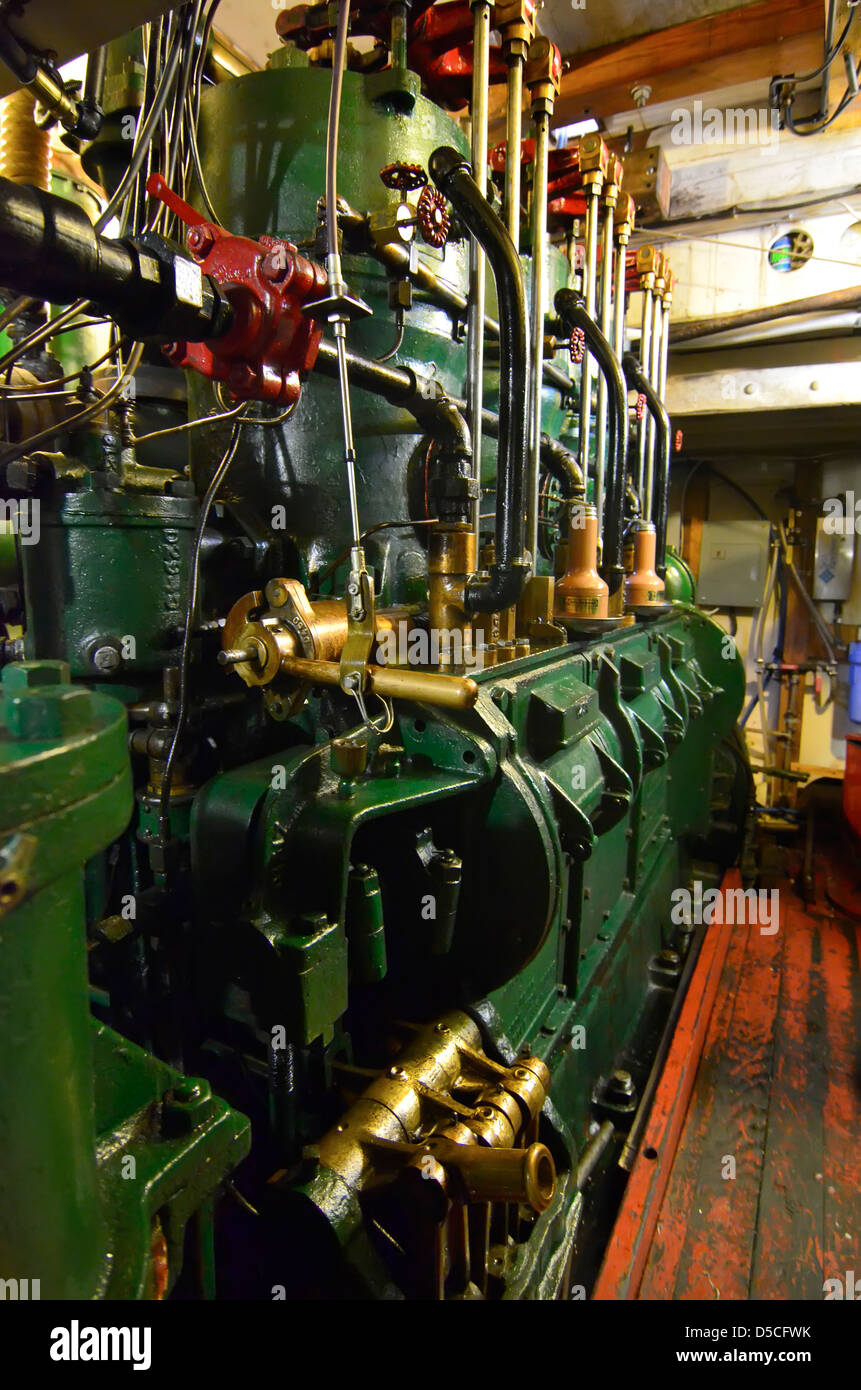 Ancien moteur de Washington dans un vieux bateau en bois. Banque D'Images