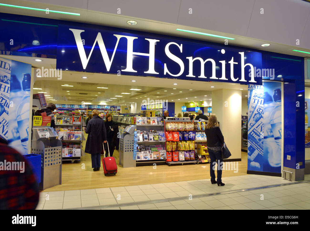 WH Smith shop à l'aéroport de Luton, l'Angleterre, Royaume-Uni Banque D'Images