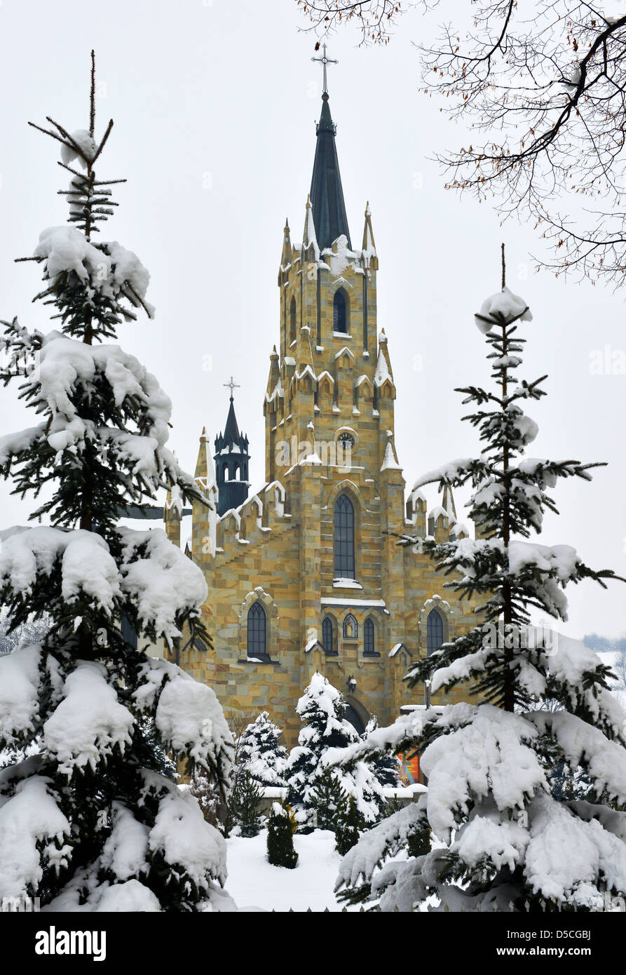 L'église pittoresque village couvert de neige à Chocholow Tatras près de Zakopane Pologne Banque D'Images