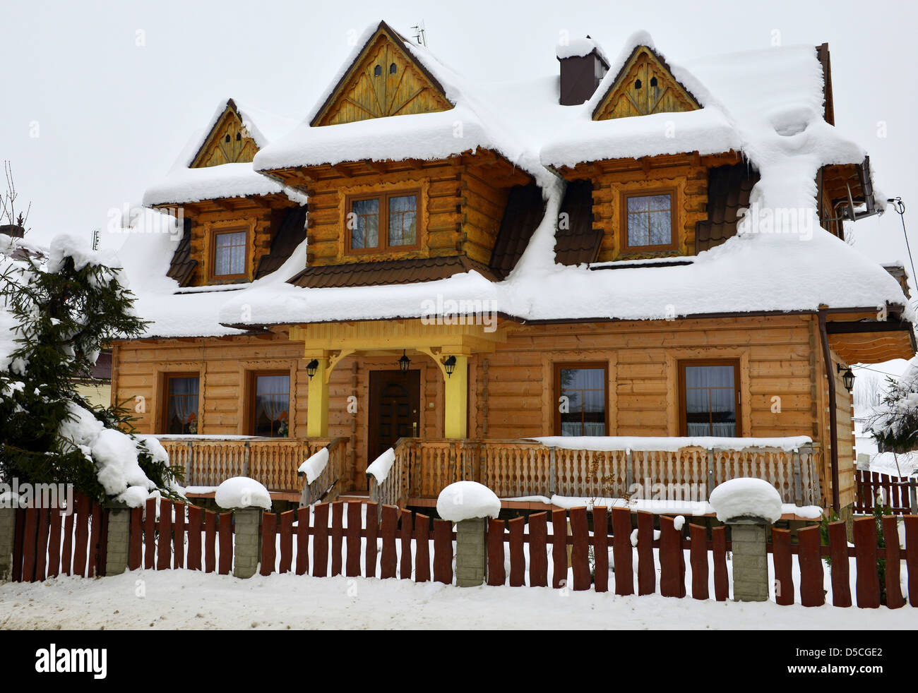 Maison en bois couverte de neige, dans le pittoresque village de Chocholow en montagnes Tatras près de Zakopane Pologne Banque D'Images