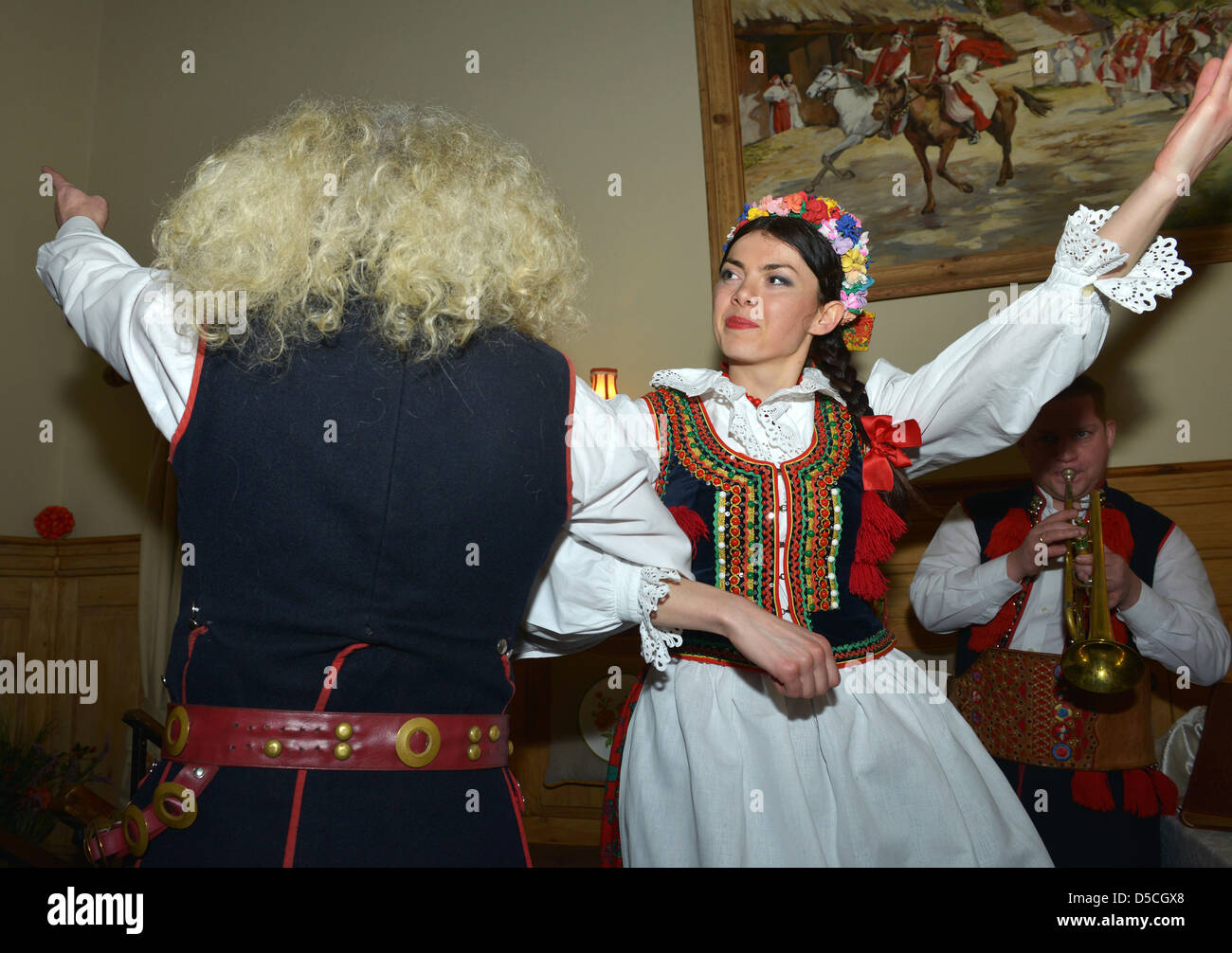 Danseurs en costume national, Cracovie, Pologne Banque D'Images
