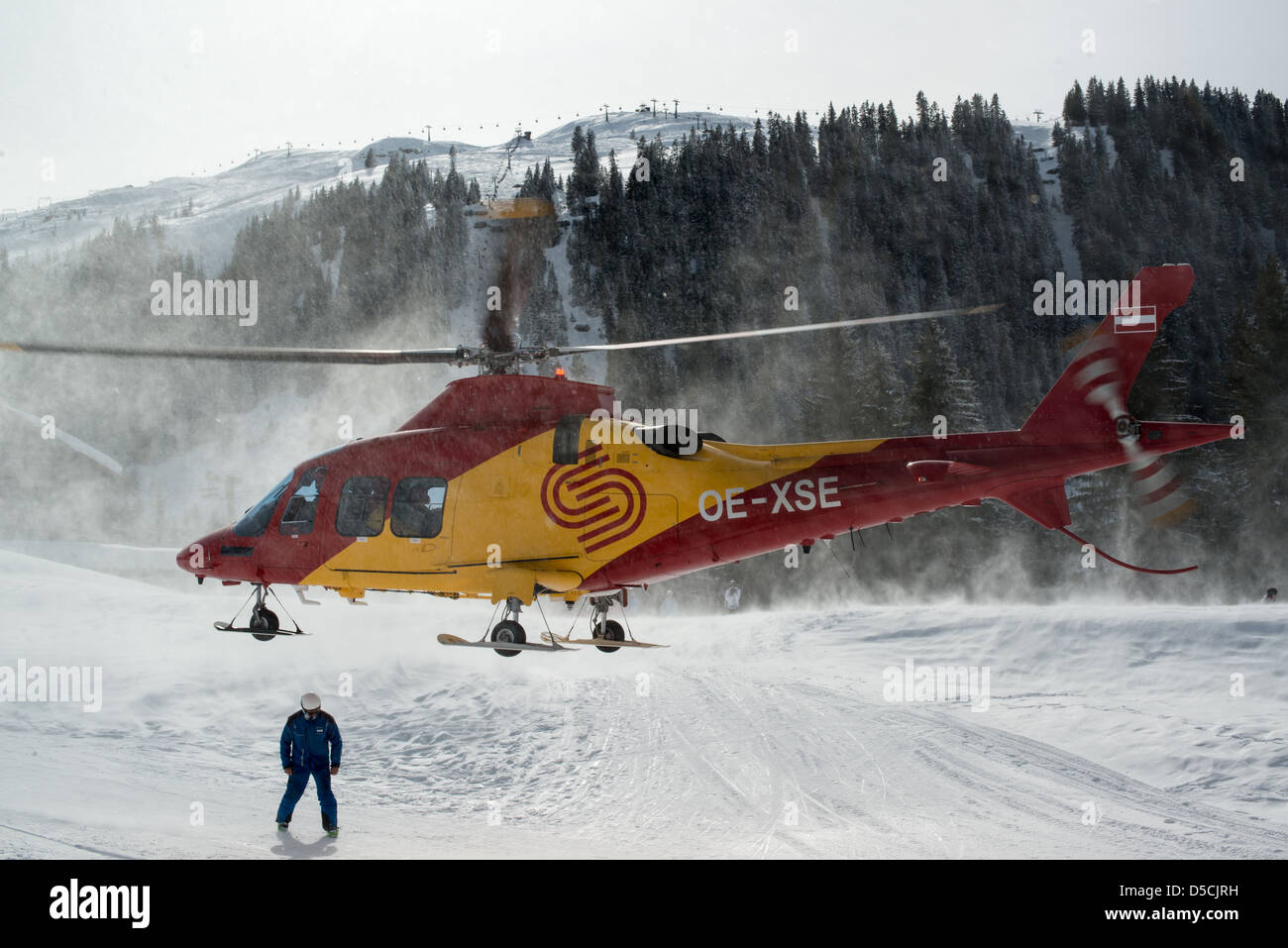 Un hélicoptère de sauvetage est prêt à évacuer un skieur après un accident lourd dans le Montafon, l'Autriche le 16 mars 2013. Banque D'Images