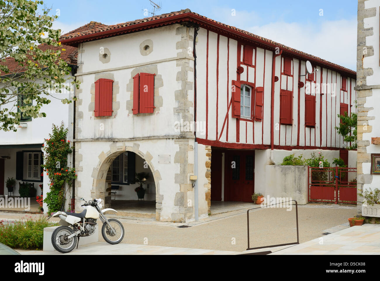 Vue d'été de la ville Basque La Bastida-Clairence Banque D'Images