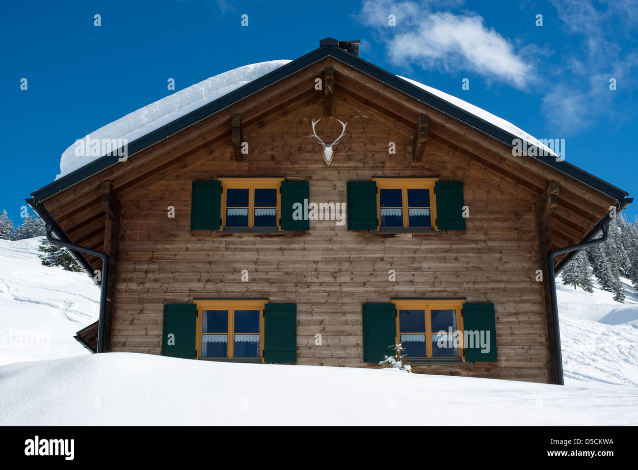 Beau chalet de ski dans une vallée de Montafon, photo prise à partir de la piste de ski Banque D'Images