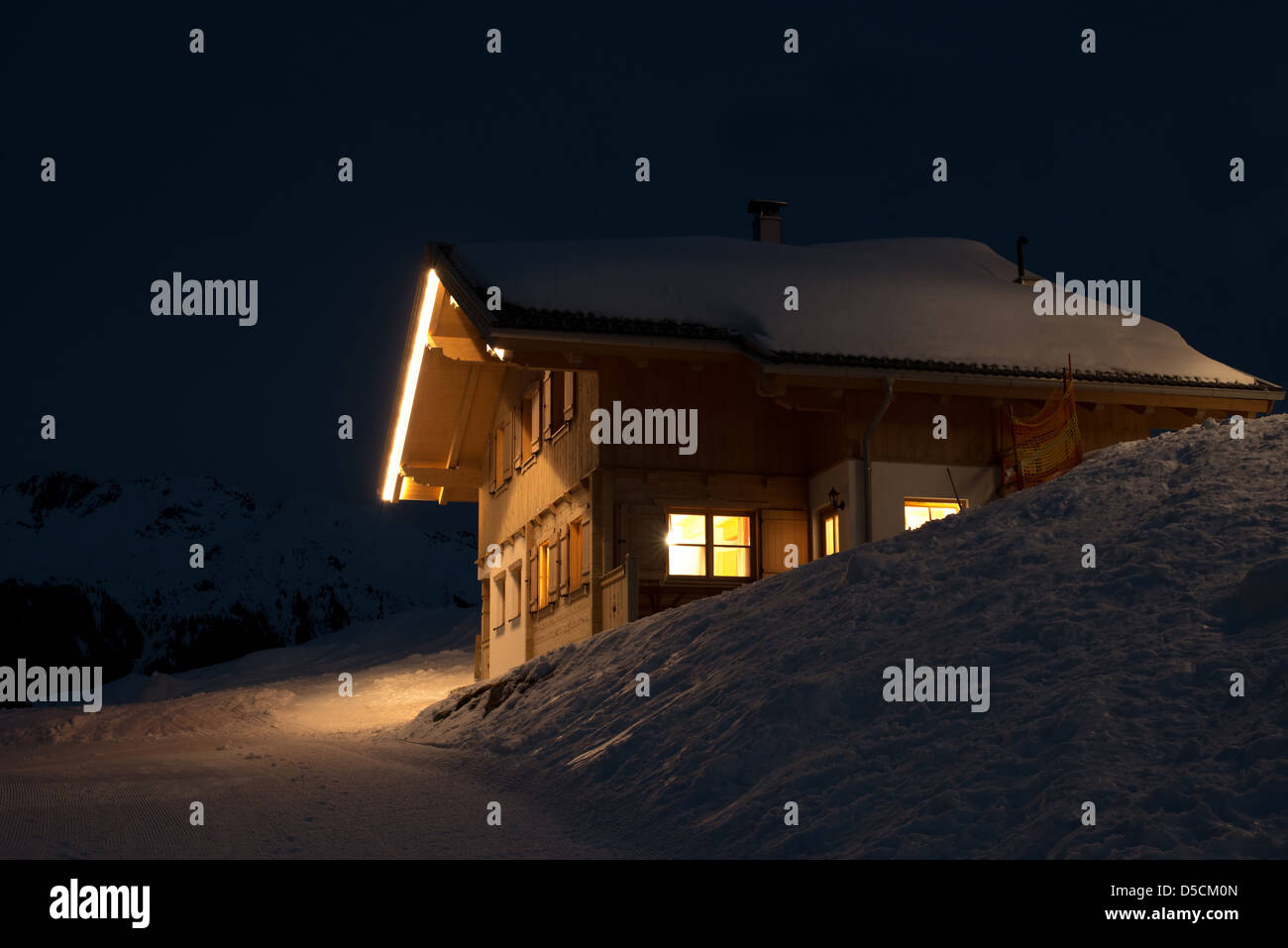 Belle hutte ski de nuit dans une vallée de Montafon, photo prise à partir de la piste de ski Banque D'Images