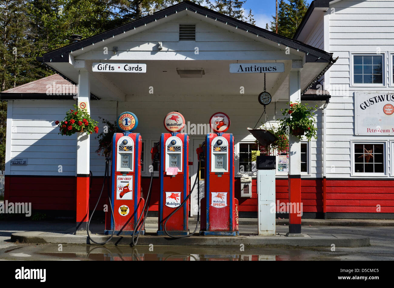 Gustave-adolphe Dray, un magasin et station service à Gustavus, Alaska. Banque D'Images