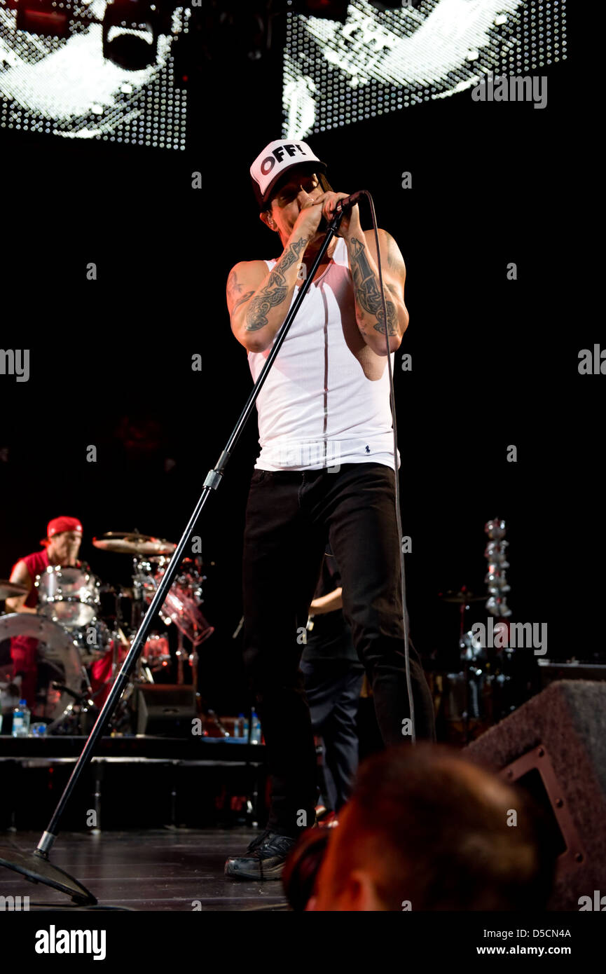 Anthony Kiedis des Red Hot Chili Peppers en live à un concert au Lanxess Arena. Cologne Allemagne. Banque D'Images