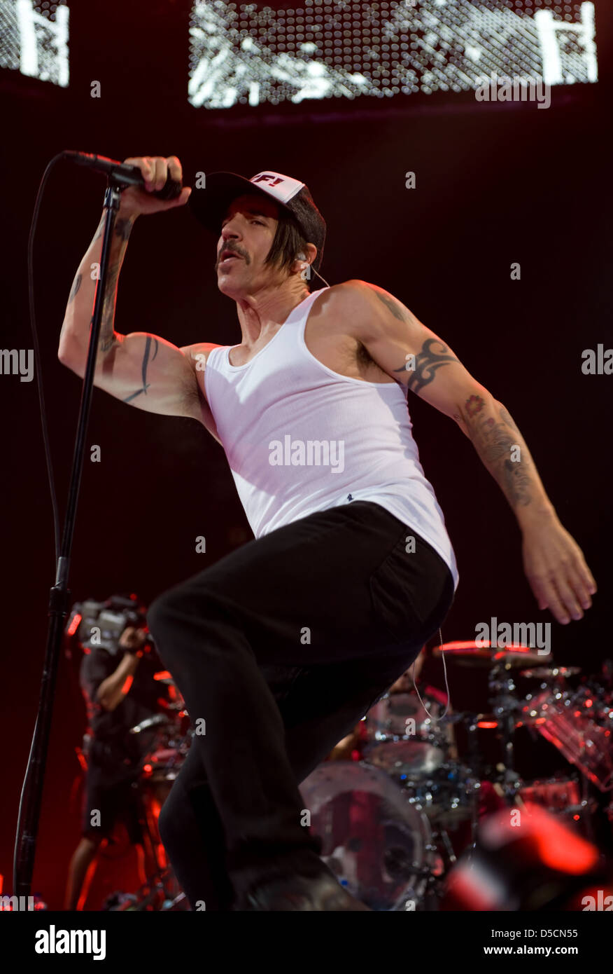 Anthony Kiedis des Red Hot Chili Peppers en live à un concert au Lanxess Arena. Cologne Allemagne. Banque D'Images