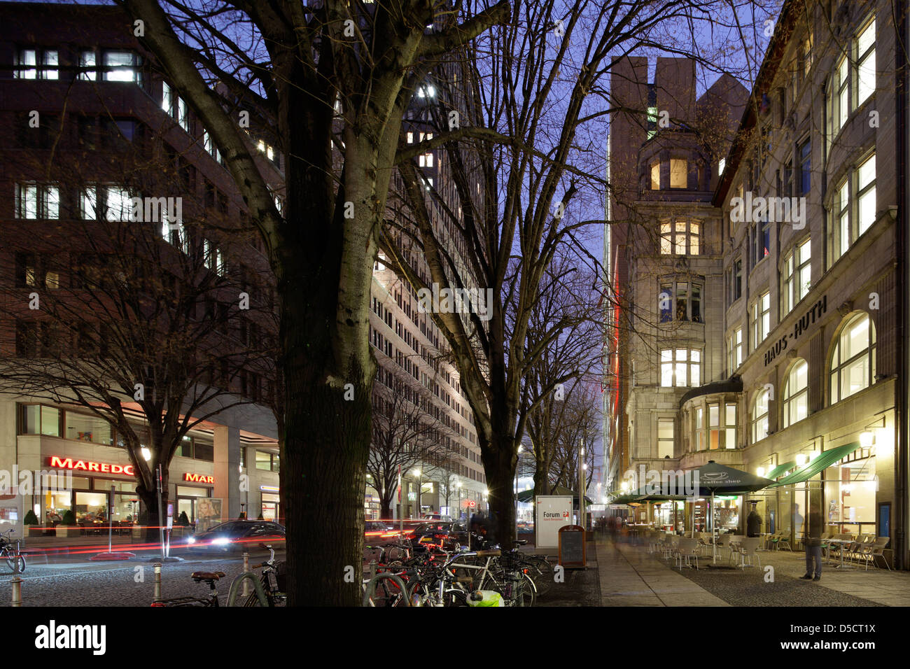 Berlin, Allemagne, l'Alte Potsdamer Strasse par nuit Banque D'Images