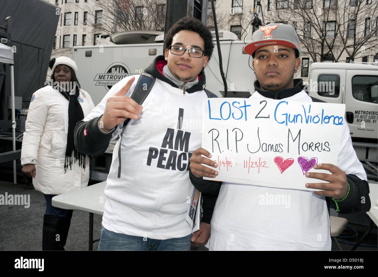 Rassemblement anti-armes à feu dans le quartier Harlem de Manhattan, sur 21 mars 2013. Le jeune homme (à droite) a perdu un ami pour la violence des armes à feu. Banque D'Images
