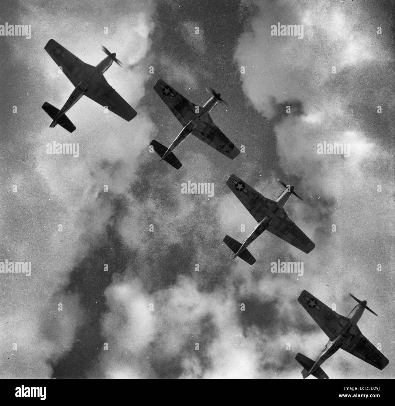 4 P-51 Mustang volant en formation. Ramitelli, Italie, Mars 1945 Banque D'Images