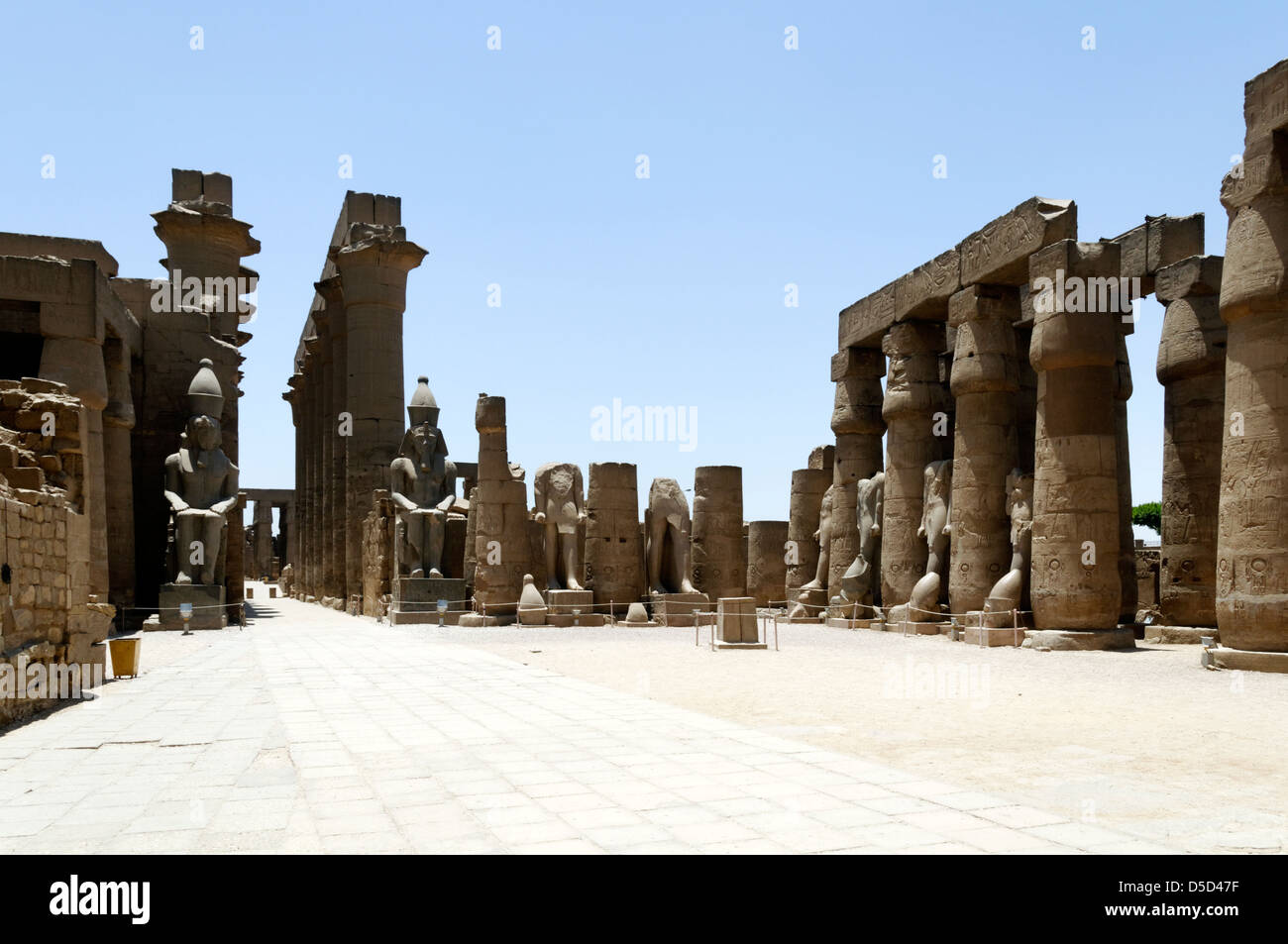 L'Égypte. Temple de Louxor cour de Ramsès. Des statues colossales de Ramsès II à l'entrée de la Grande Colonnade d'Amenhotep III. Banque D'Images