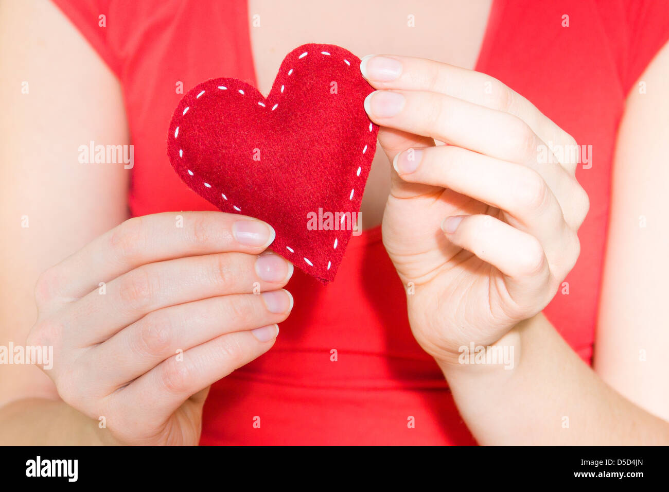 Femme hand holding red Heart. Amour et valentine concept. Banque D'Images