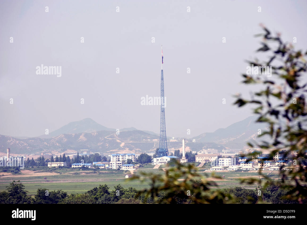 Un mât, estimé à environ 160 mètres de hauteur, se dresse sur le côté nord-coréen de la zone démilitarisée (DMZ) à quelque 50 kilomètres au nord de Séoul, Corée du Sud, le 24 juin 2010..Photographe : Rob Gilhooly . Banque D'Images