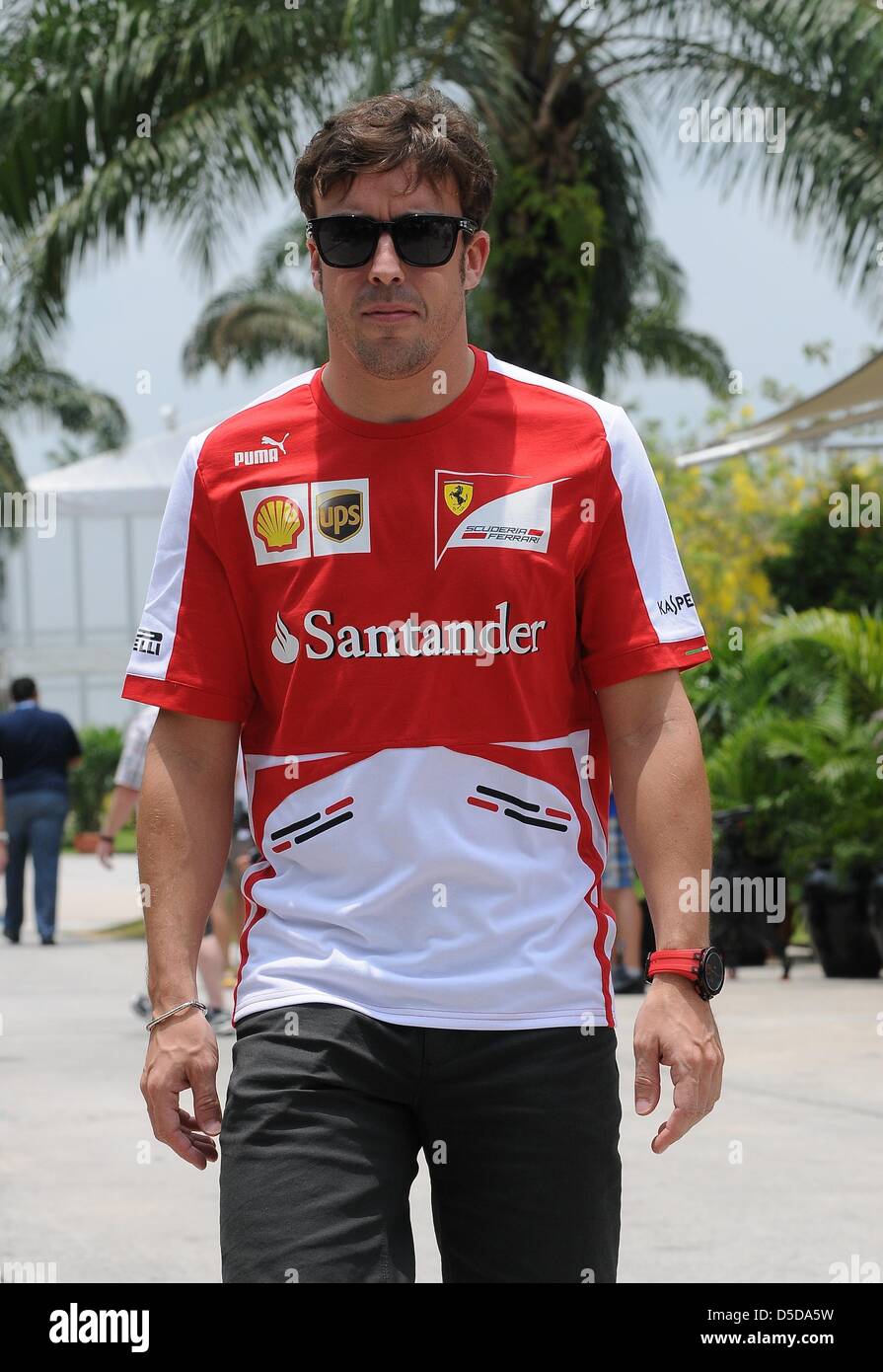 Le 21 mars 2013, Sepang, Malaisie - Scuderia Ferrari pilote de Formule 1 espagnol Fernando Alonso de marcher dans enclos dans le Circuit International de Sepang sur la Formule Un Grand Prix de Malaisie 2013. (Photo de Robertus/Pudyanto AFLO) Banque D'Images