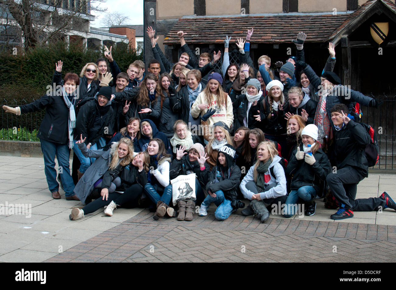 Les jeunes touristes sud-africain photo de groupe, Stratford-upon-Avon, Royaume-Uni Banque D'Images