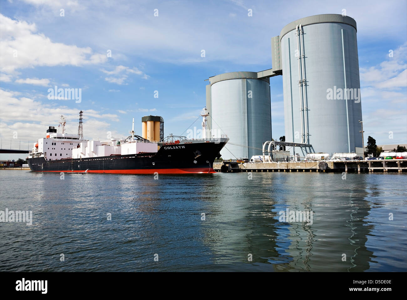 Melbourne Australie / un navire à quai en vrac transporteur dans le Port de Melbourne en Australie. Banque D'Images