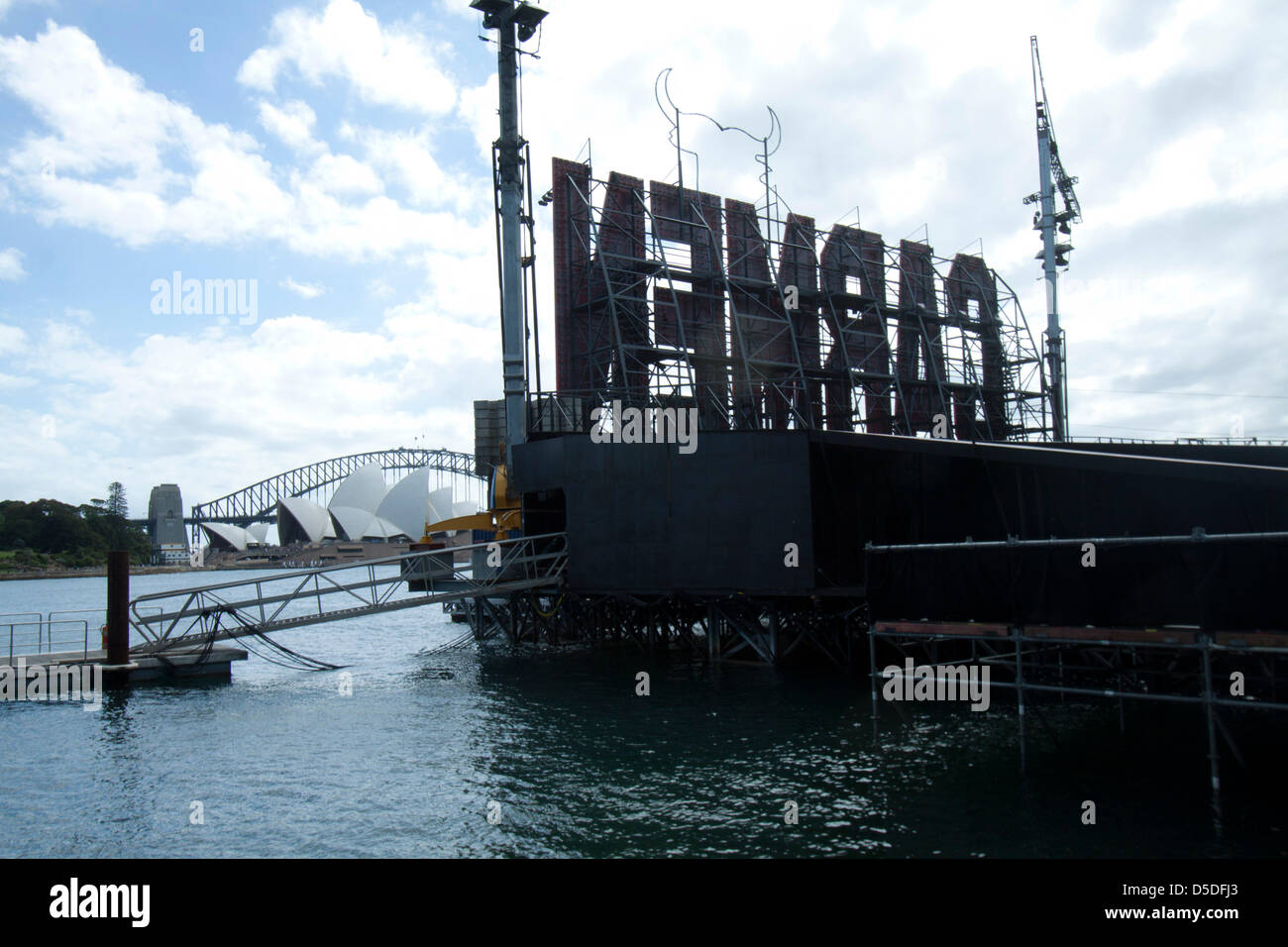 Sydney, Australie. 29 mars 2013. L'opéra Carmen de Bizet est effectuée sur un stade, dans un contexte de Sydney Harbour et l'Opéra House Crédit : amer ghazzal / Alamy Live News Banque D'Images