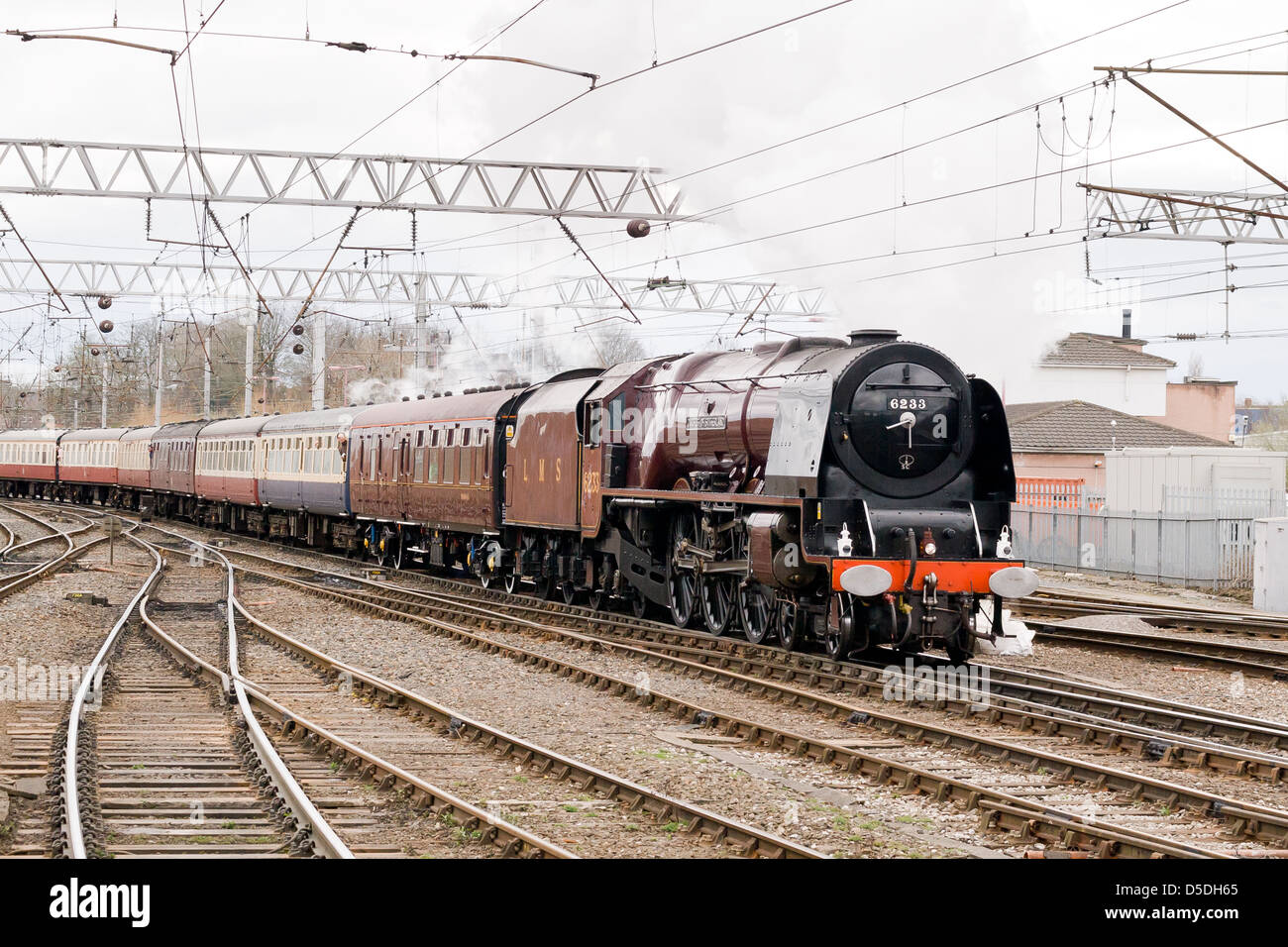 Une locomotive à vapeur tirant un train de voyageurs sur la ligne principale près de Carlisle, Angleterre Banque D'Images