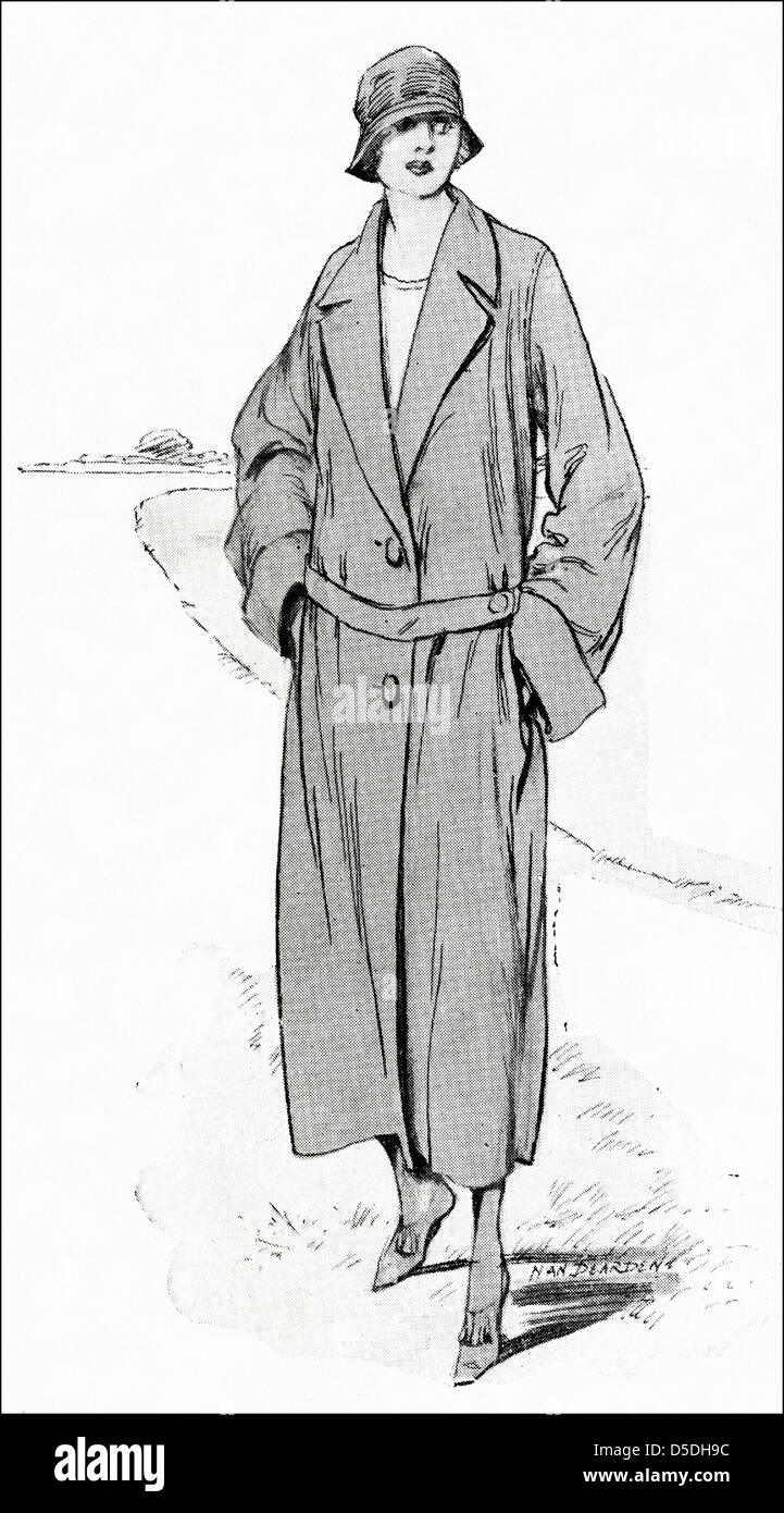 La vente par correspondance de la mode 1923. Gabardine femme manteau  imperméable disponible en gris fauve et marine au prix de 45s 6d port payé  au Royaume-Uni Photo Stock - Alamy