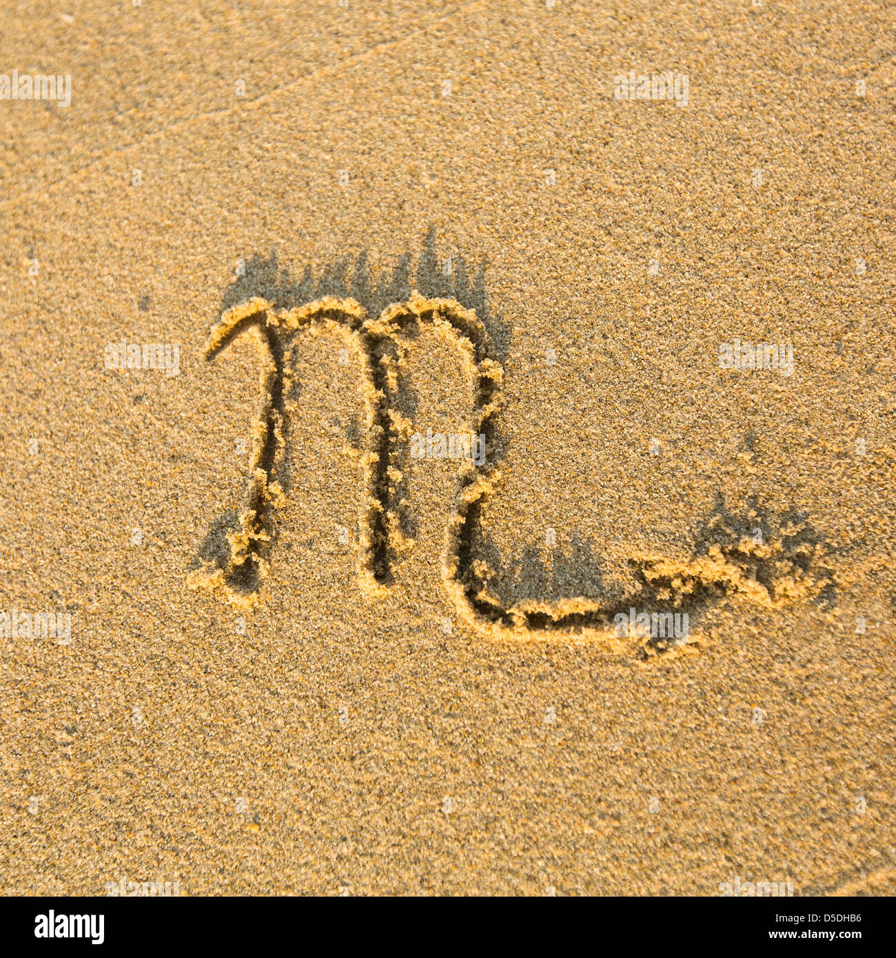 Signe astrologique Scorpion, dessiné sur la facture, le sable de la plage. Les signes du zodiaque (série) Banque D'Images