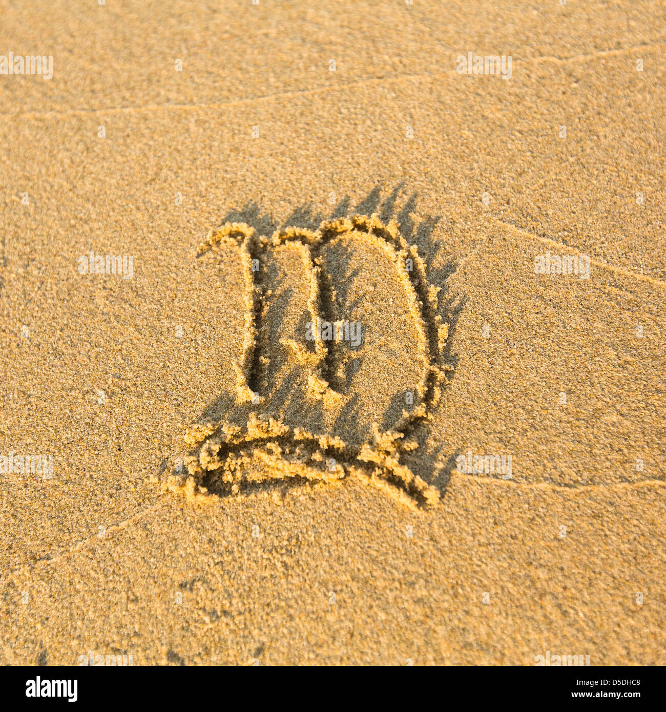 Signe astrologique Vierge, dessiné sur la facture, le sable de la plage. Les signes du zodiaque (série) Banque D'Images