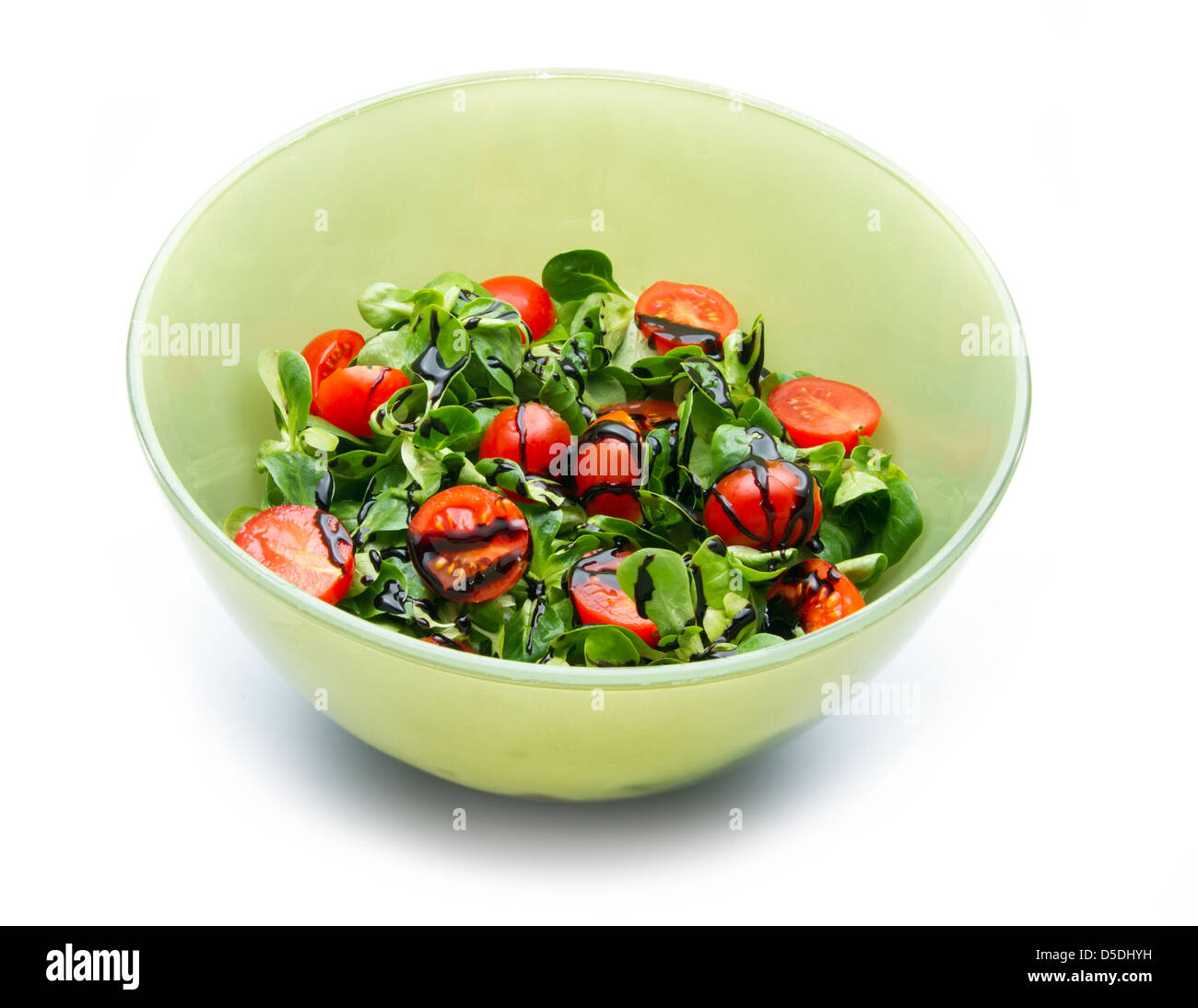 Salade de maïs et tomates isolé sur fond blanc Banque D'Images