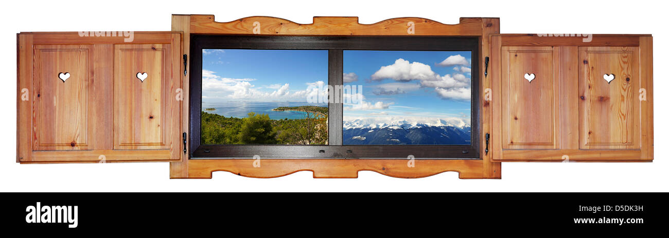 Fenêtre en bois ouvert avec vue sur la mer et les montagnes, isolé sur fond blanc Banque D'Images