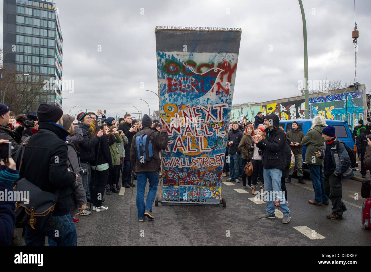 Berlin, Allemagne, les manifestants avec un segment de mur papier mâché Banque D'Images