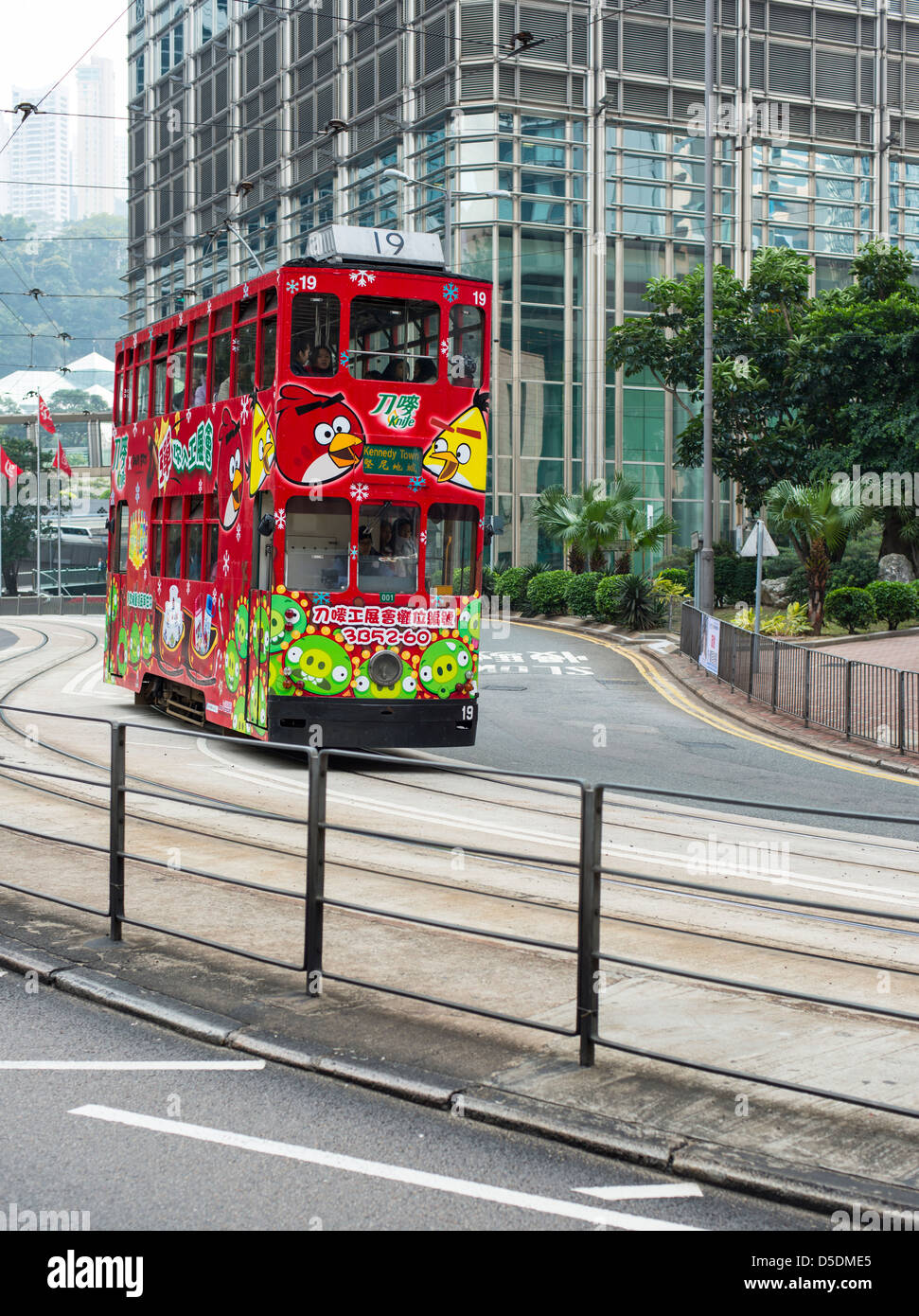 Le tramway décoré d'oiseaux en colère publicité à hong kong Banque D'Images