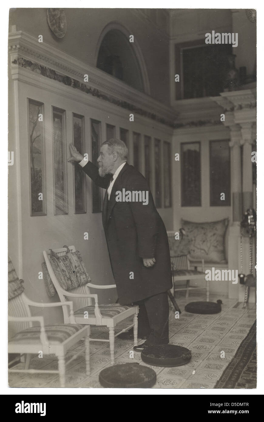 Portrait de Lawrence Alma-Tadema, peintre renommé de sujets classiques, mettant en valeur son style distinct et son souci du détail. L'image comprend également son association avec Lord Leighton, un autre artiste. Banque D'Images