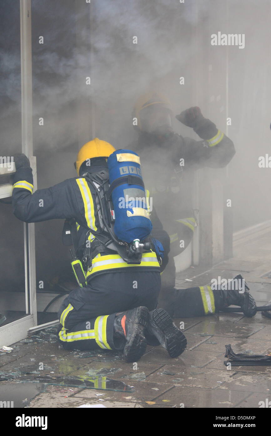 Londres, Royaume-Uni. 29 mars 2013 London Fire Brigade a reçu plusieurs appels à un incendie dans le centre-ville d'Ilford, un magasin de charité PEÉA a été la scène de la pompe à incendie six autour de 13:30 . Les pompiers d'Ilford, Barking, traverser Leytonstone et Woodford est allé(e) à l'incendie avec London Ambulance Service et de la police. Credit : Hot Shots / Alamy Live News Banque D'Images