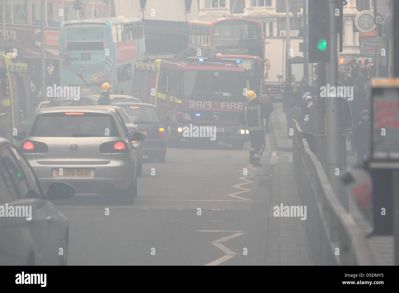 Londres, Royaume-Uni. 29 mars 2013 London Fire Brigade a reçu plusieurs appels à un incendie dans le centre-ville d'Ilford, un magasin de charité PEÉA a été la scène de la pompe à incendie six autour de 13:30 . Les pompiers d'Ilford, Barking, traverser Leytonstone et Woodford est allé(e) à l'incendie avec London Ambulance Service et de la police. Credit : Hot Shots / Alamy Live News Banque D'Images