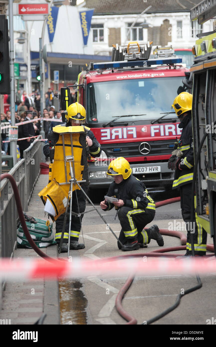 Londres, Royaume-Uni. 29 mars 2013 London Fire Brigade a reçu plusieurs appels à un incendie dans le centre-ville d'Ilford, un magasin de charité PEÉA a été la scène de la pompe à incendie six autour de 13:30 . Les pompiers d'Ilford, Barking, traverser Leytonstone et Woodford est allé(e) à l'incendie avec London Ambulance Service et de la police. Credit : Hot Shots / Alamy Live News Banque D'Images