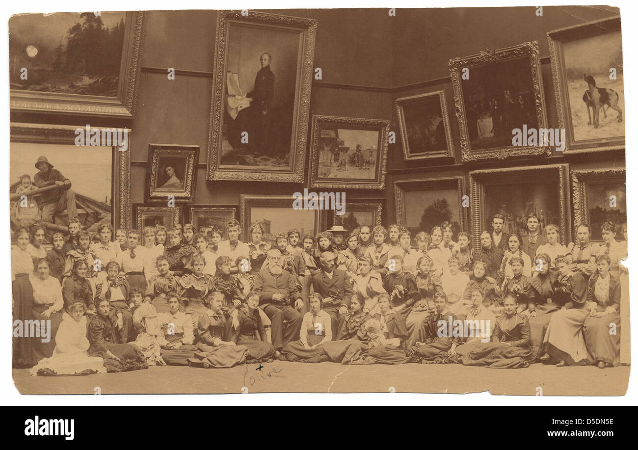 Olive Rush, une artiste connue pour son travail dans l'art amérindien, est représentée dans une classe à la Corcoran School of Art de Washington, DC L'image met en évidence son rôle d'éducatrice et d'illustratrice, aux côtés d'Eliphalet Frazer Andrews. La Corcoran Gallery of Art était une institution importante à Washington pour l'éducation artistique et les expositions. Banque D'Images