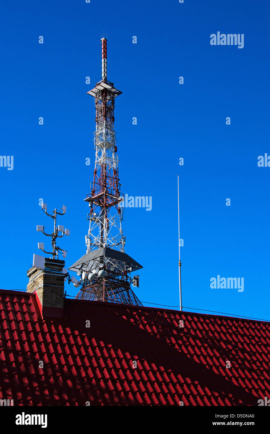 Photo de l'antenne de communication moderne Banque D'Images