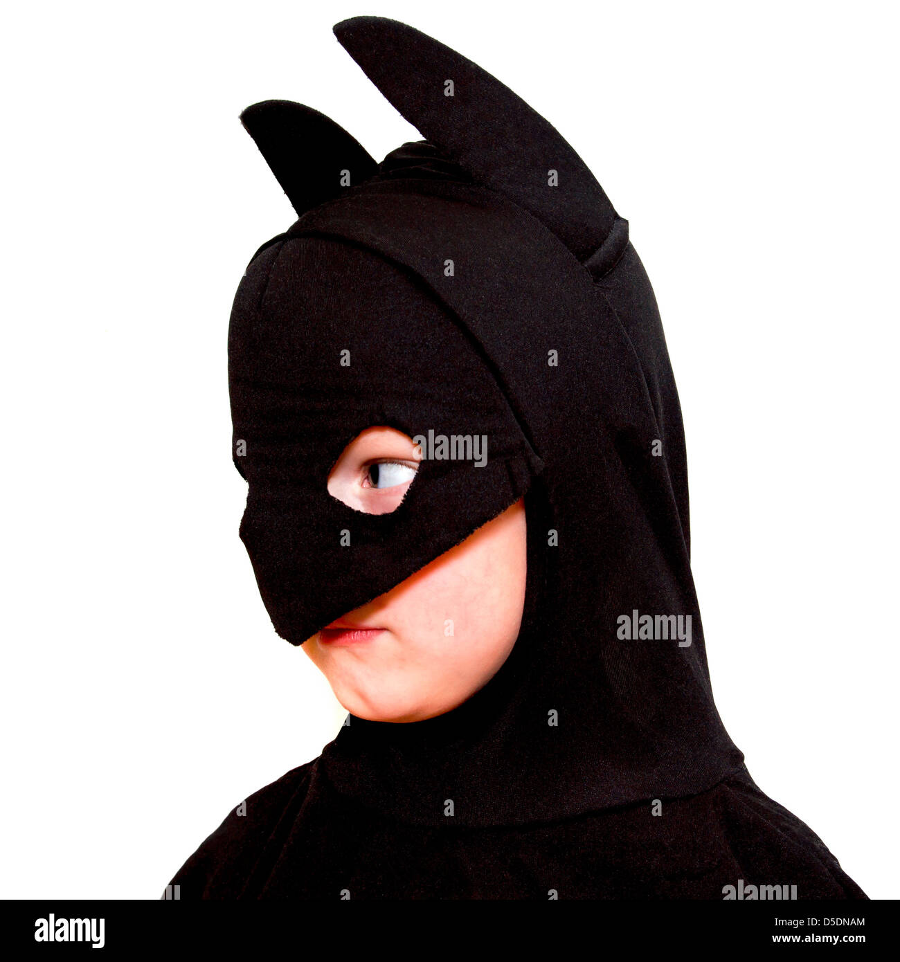 Jeune garçon en costume de batman isolé sur fond blanc Banque D'Images