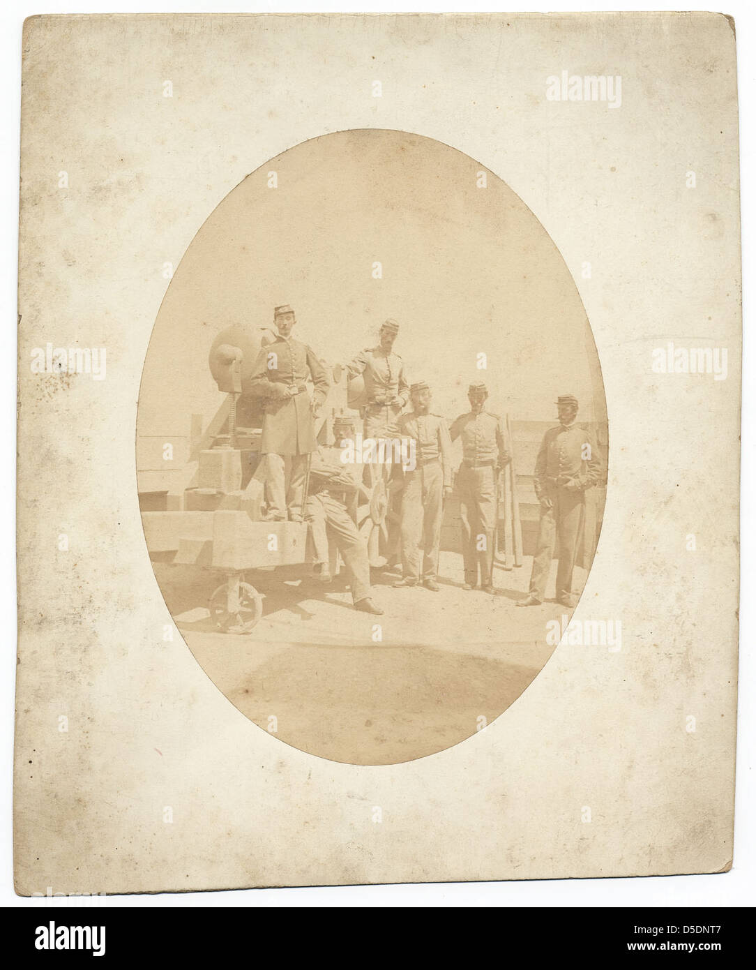 Une image de l'artiste américain Sanford R. Gifford et d'autres, posé près d'un canon de la guerre de Sécession. Gifford était associé à l'école de la rivière Hudson, connue pour ses peintures de paysages. Banque D'Images