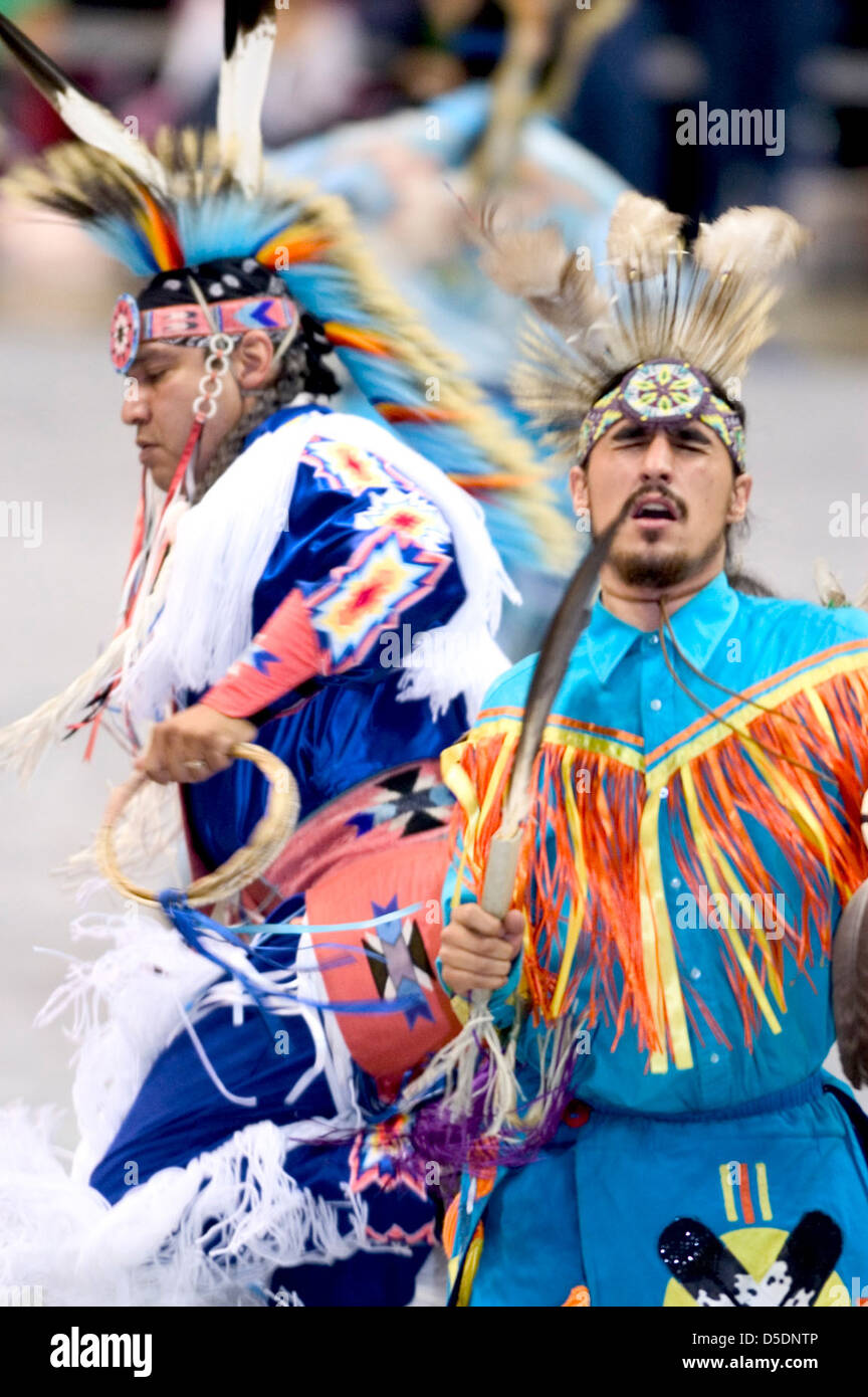 Un moment du National Powwow de 2005, mettant en vedette des hommes amérindiens dansant avec des coiffes à plumes en robe traditionnelle, accompagnés de tambours et de cérémonie. Banque D'Images