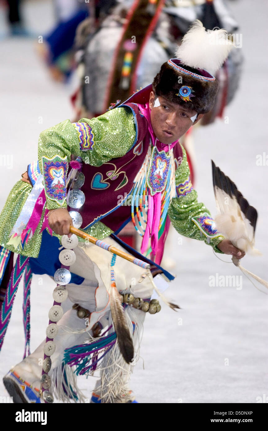 Une image vibrante du Powwow de 2005 montrant une danseuse amérindienne portant un costume vert citron et violet, célébrant l'héritage et la culture amérindiennes lors d'un événement Smithsonian. Banque D'Images