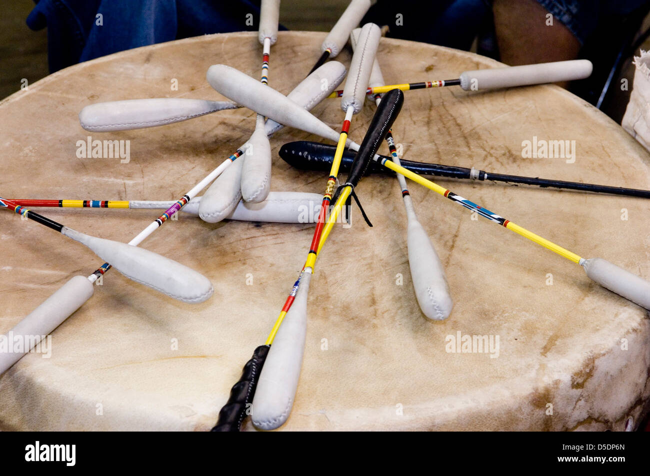 Une photographie de Cynthia Frankenburg jouant un tambour de tête de peau d'animal dans un pow-wow de 2005. L'image capture l'énergie vibrante de l'événement, avec le batteur utilisant de grands maillets pour accompagner la musique amérindienne et des spectacles de danse. Banque D'Images