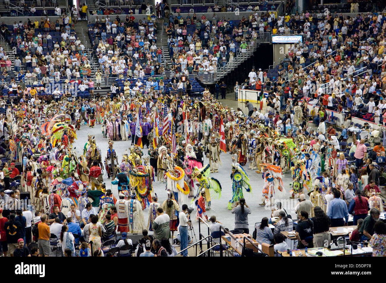 Au Powwow de 2005, les membres de la communauté amérindienne participent à une cérémonie du drapeau américain, mettant en valeur leur fierté culturelle et leur tradition. L'événement a eu lieu au Musée national des Indiens d'Amérique. Banque D'Images