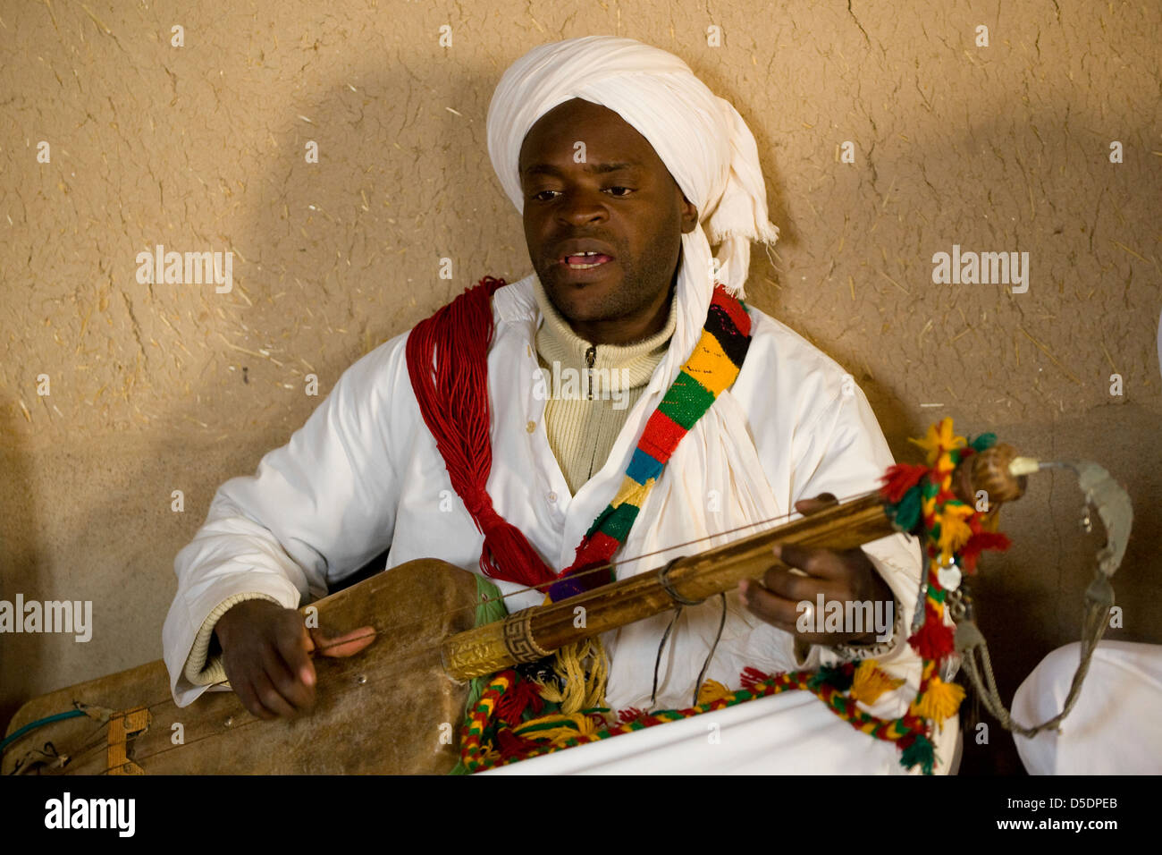 L'homme berbère chante et joue un luth à cordes 3 appelle une gimbri ou Hajhuj Banque D'Images