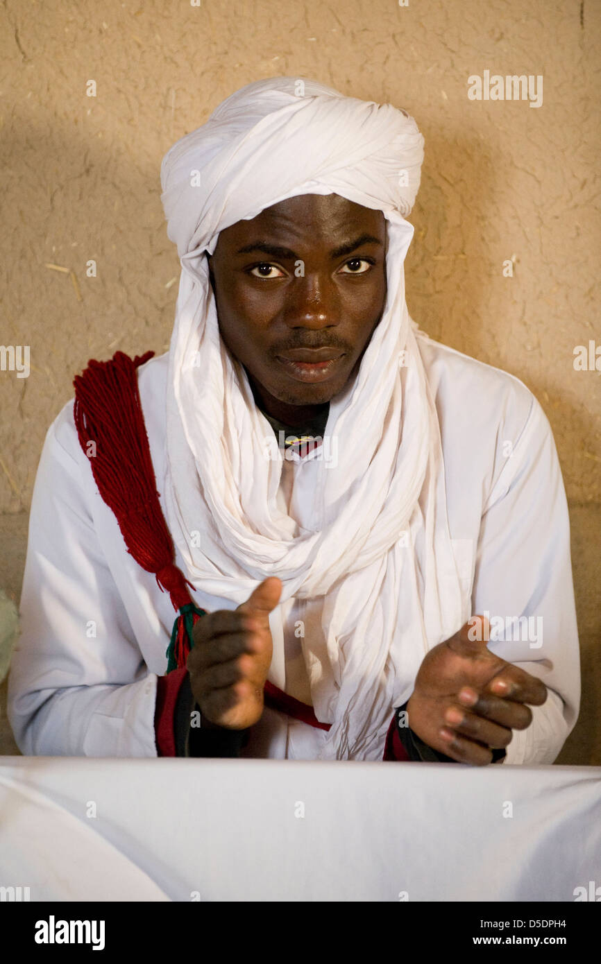 Un musicien Gnawa marocain chantant et applaudissant Banque D'Images