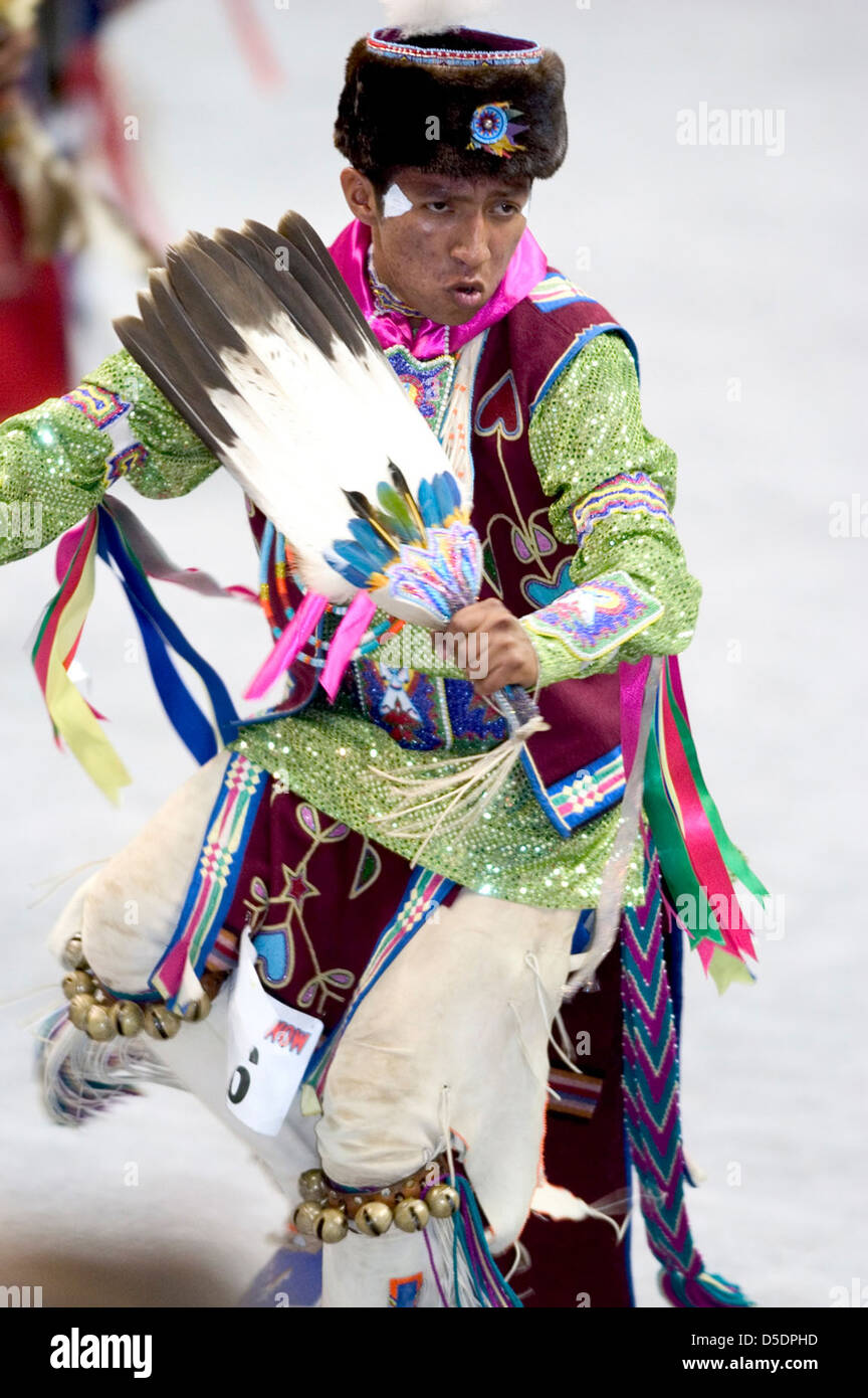 Une photographie du Powwow de 2005 au National Museum of the American Indian, montrant des guerriers amérindiens en costumes élaborés exécutant une danse traditionnelle avec des cloches lors d'une compétition. Banque D'Images