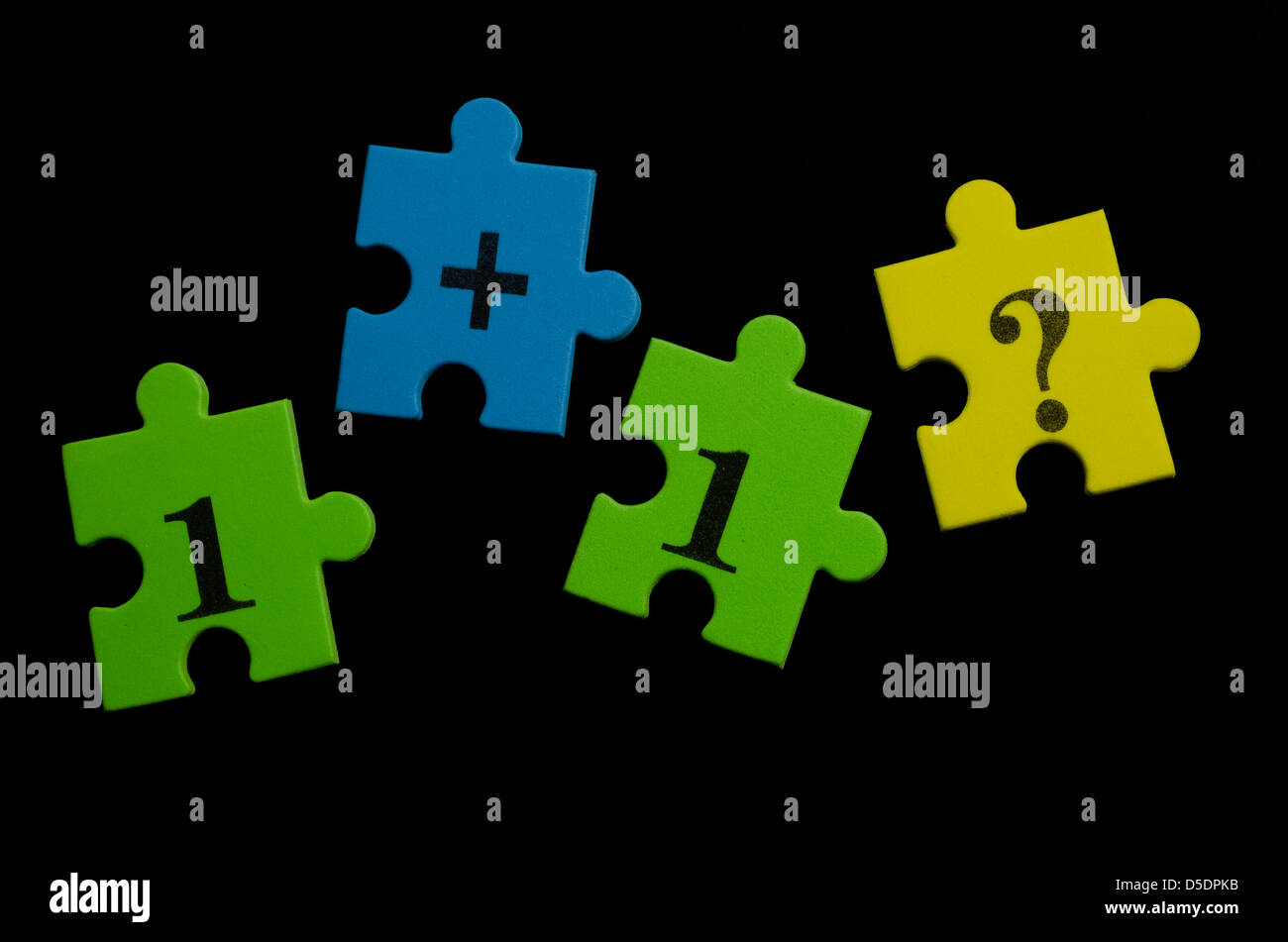 Pièces de puzzle colorées de mathématiques sur fond noir Banque D'Images